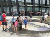 高溫炎熱不用怕　故宮南院設室外噴水池成兒童戲水樂園