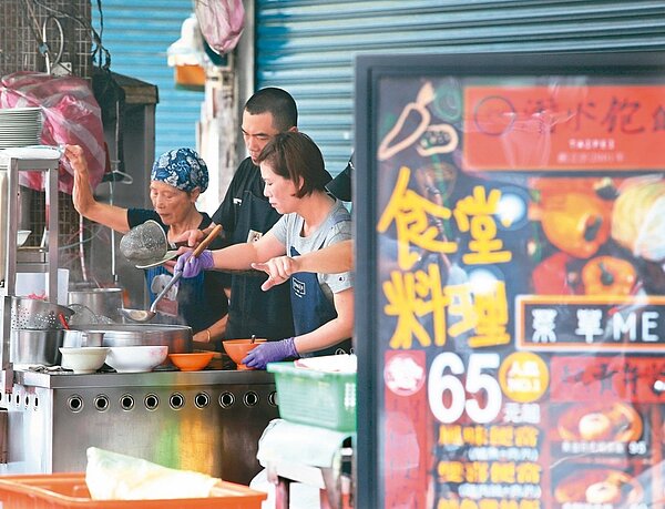 行政院推動的「振興三倍券」,將自7月1日起開放實體券預訂及數位券綁定作業。(聯合報系資料庫)