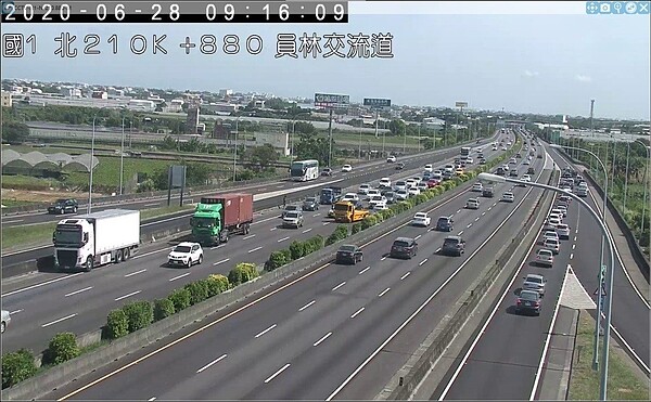 9時16分於國1南向210.6公里處發生追撞事故,占用內線車道,造成後方車流回堵1公里。圖/高公局提供