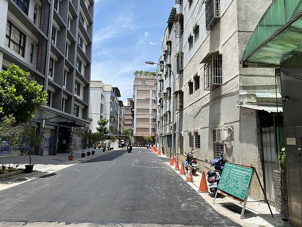 蘆洲民權路118巷打通後，目前正進行路面銑鋪、畫設標線等工程，預計7月3日啟用通車。圖／新北市工務局提供