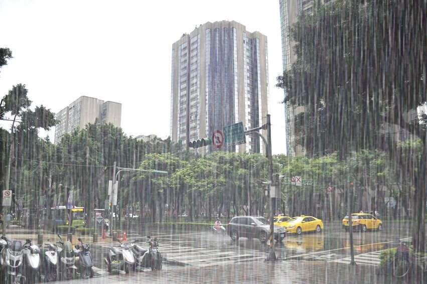 豪雨,大雨,梅雨,淹水。(好房news記者 陳韋帆/攝影)