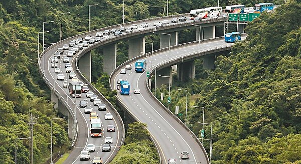 昨是端午連假最後一天,一早國五便湧現北返車潮。記者許正宏/攝影