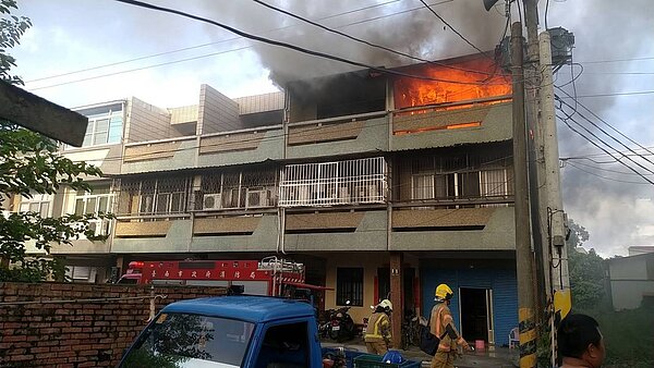 台南市東山區清晨透天厝頂樓加蓋火警成火海,延燒隔壁棟。記者謝進盛/翻攝
