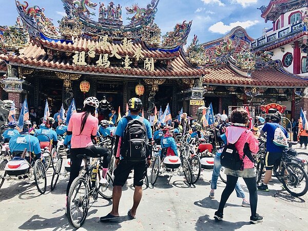 生命勵樂活輔健會60名殘障者及陪同者花費5天時間,從新竹市一路騎手搖車,昨天抵達嘉義縣新港鄉奉天宮。圖/活動志工莊雅婷提供