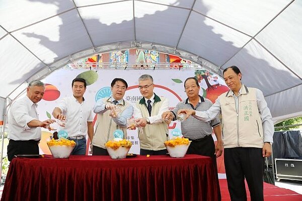 台南國際芒果節南化區場次昨舉行,市長黃偉哲(左三)等人促銷做芒果冰。圖/台南市府提供