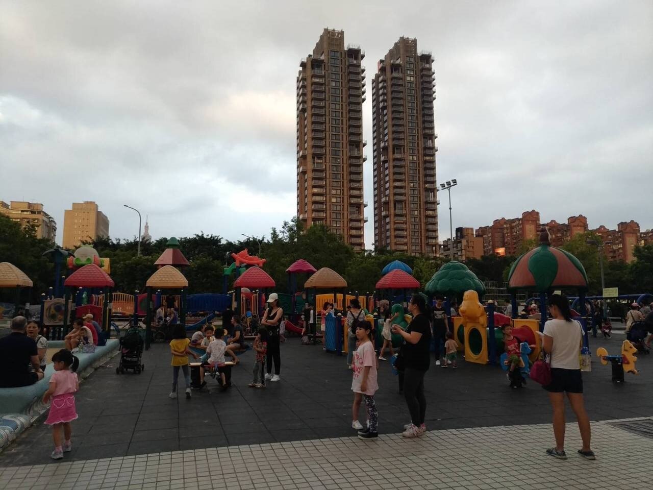 台北市新生兒數近10年直直落。