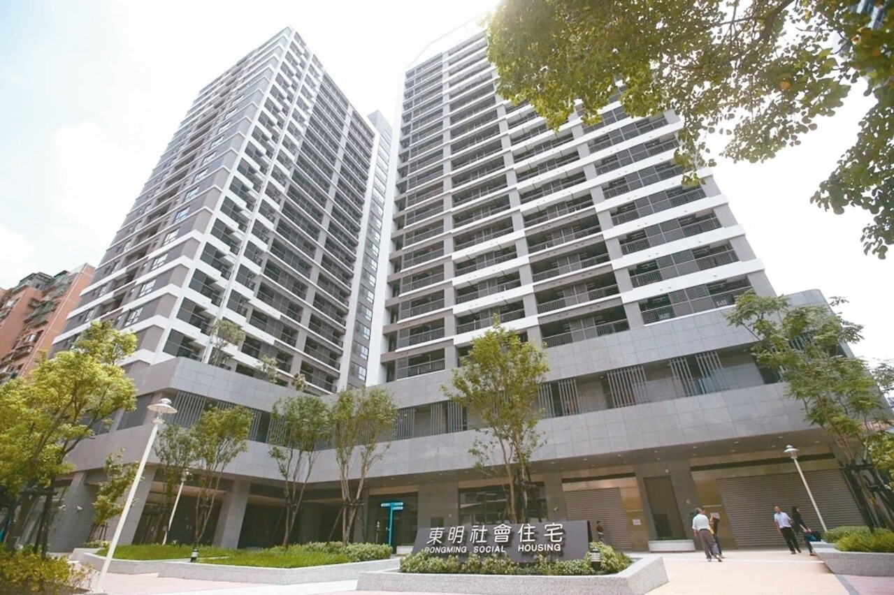 台北市都發局再度修訂社會住宅出租辦法，同志必須完成結婚登記才能續租，圖為南港東明社宅。 圖／聯合報系資料照片