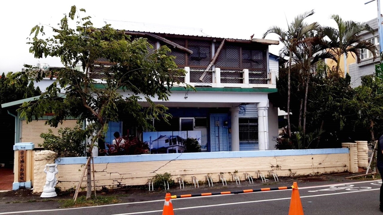 台東縣歷史建築新港教會會館昨天下午動工修繕。記者羅紹平/攝影