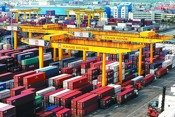 金融機構陸續公布下半年投資展望,認為近期雖美中疫情有再升溫的跡象,但對下半年景氣復甦看法仍不變。 圖/聯合報系資料照片