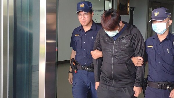 警方昨傳喚繼父(中)到案,他坦承犯行。記者謝進盛/攝影