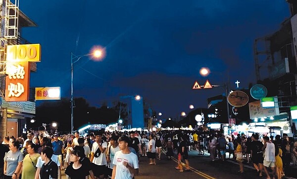 迎接「報復性國旅」熱潮,新飯店抓緊時間搶客。圖為遊客眾多的墾丁地區。(恆春警分局提供)