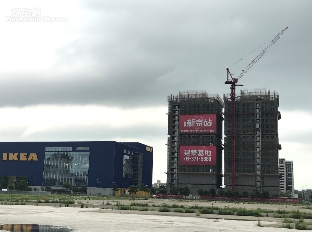 IKEA青埔店(左)及建案「日勝新京站」(右),建材都由國產實業供應。好房網News記者李彥穎攝