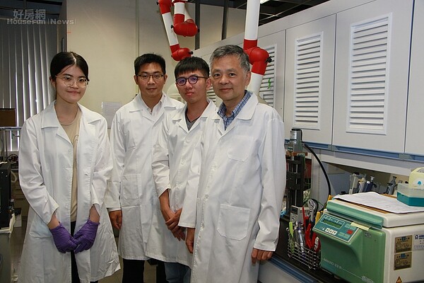 成大材料系團隊右起廖峻德教授、研究生徐泓鉦、博後研究員李含、研究生劉芷雲,研發新型的新冠肺炎病毒快篩方式。圖/成大提供