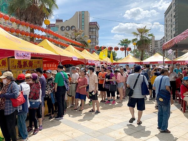 北市松山區慈幼社區發展協會於城隍廟前廣場舉辦「五月五厝邊逗陣慶端午」活動，永慶房屋也應援協助參與，現場熱鬧非凡。圖／永慶房產集團提供