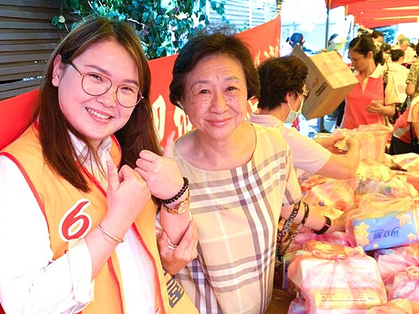 北市中正區愛國里舉辦端午節活動，永慶房屋現場協助發送物資獲得民眾熱烈迴響。圖／永慶房產集團提供