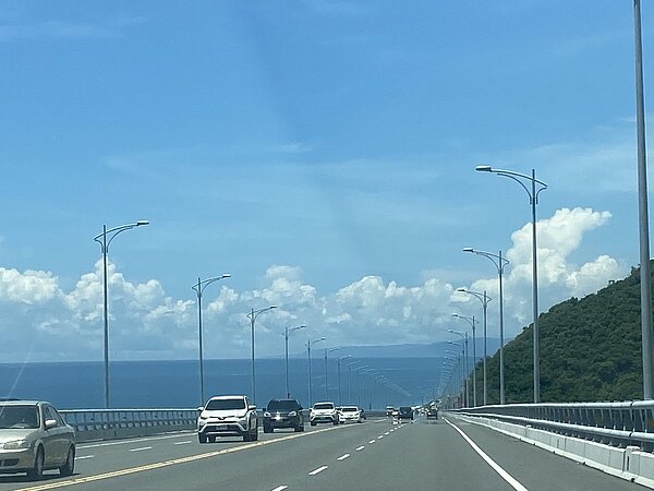 端午4天連假國旅客人大爆量,旅宿業多滿房。圖為南迴公路。記者尤聰光/攝影