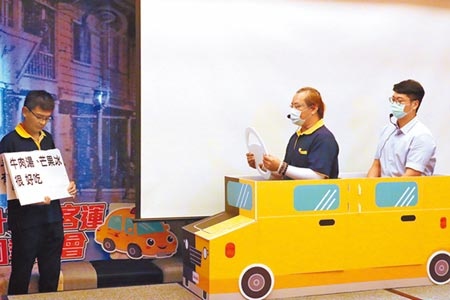 台南市府幫助計程車司機學習日韓語，29日舉辦成果發表會，由司機與韓國人模擬載客情境。（李宜杰攝）