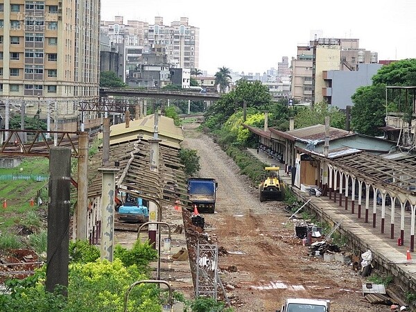 國發會通過台鐵桃園段地下化建設計畫,目前台鐵桃園站沿線己整地完成,隨時可動工。 圖/桃園市府提供