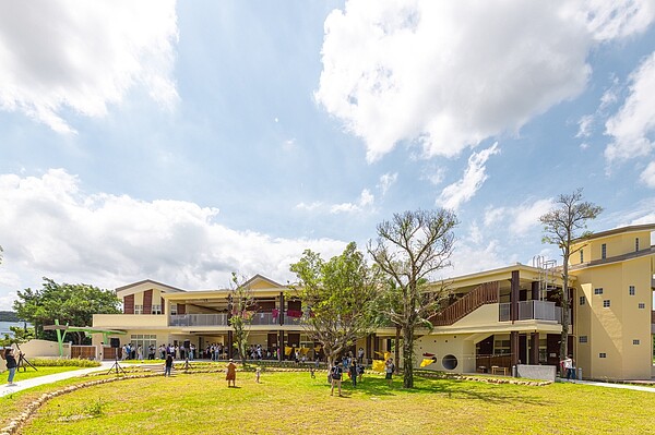外社非營利幼兒園正式揭牌,體驗親子手染迎開學。圖/桃園市政府提供