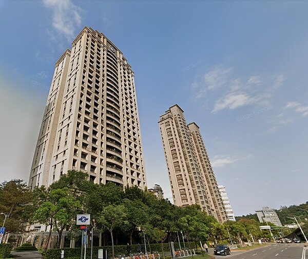 大S在信義區擁有3間豪宅,其中的「冠德遠見」為她婚前所購買,據「Ettoday」報導,她名下的「冠德遠見」19樓2戶,在今年5月順利賣出,總價約為2.47億元。圖/截自google map