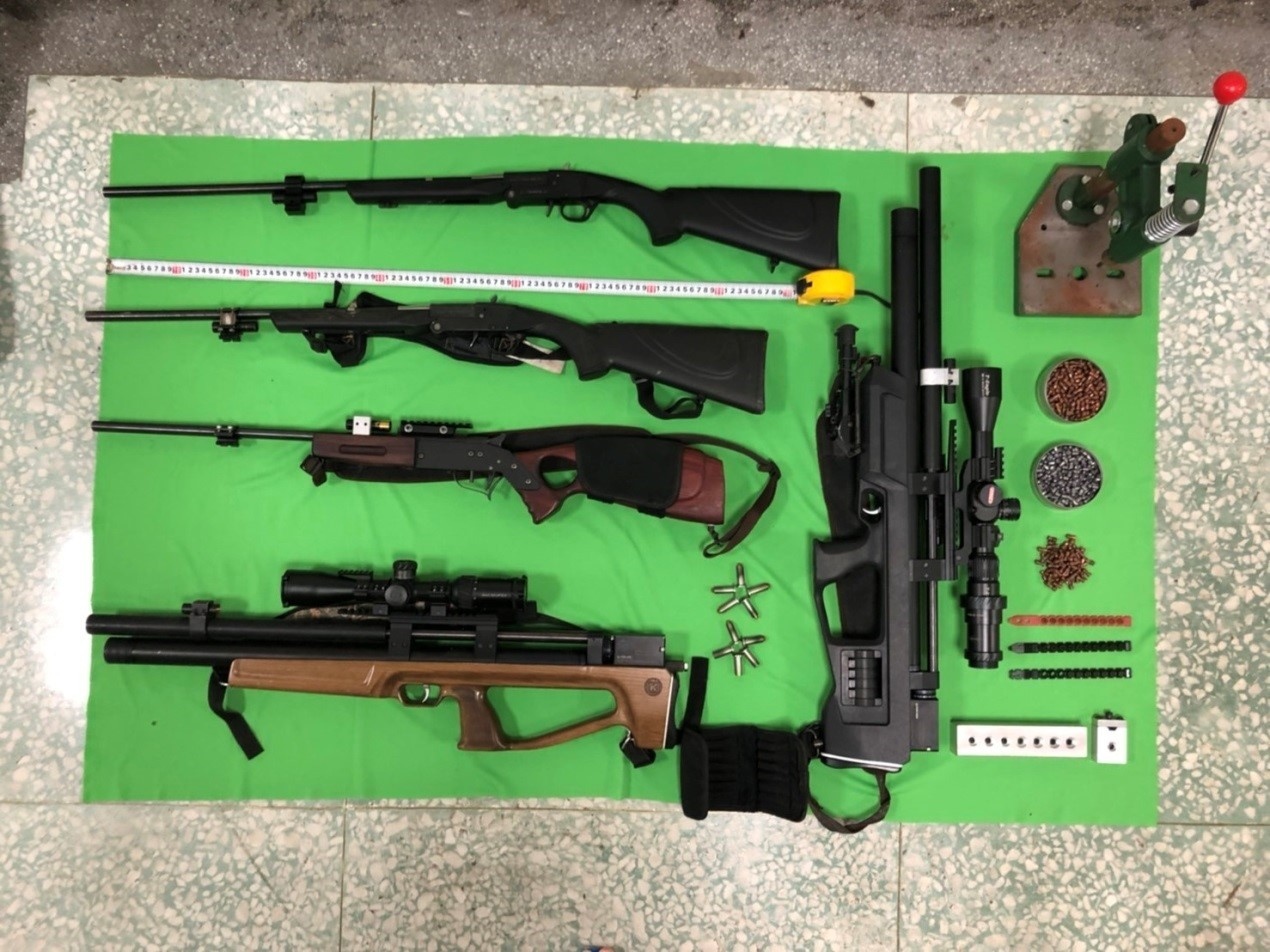新北警方從簡男的鐵皮工寮內找到5把改造長槍。記者陳俊智／攝影
