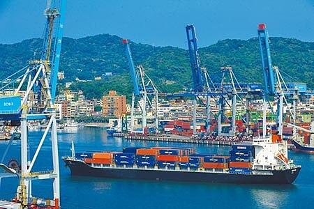2019年我國外銷訂單在國內生產比仍是最高。圖為裝載好貨櫃的貨櫃船緩緩駛出基隆港。(資料照片)