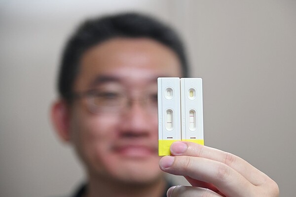 清大研發出的新冠肺炎快篩試片,左邊有2條線,顯示IL-6濃度高,患者將轉為重症;右邊1條線則為輕症。圖/清大提供