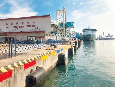 全球首艘復航國際郵輪探索夢號抵達基隆,為8月跳島首行做好萬全準備。圖/許家寧攝