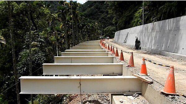 南投縣政府投入8600萬元，以懸臂式棧橋設計拓寬投70線約800米道路，堪稱全台首創。記者賴香珊／攝影