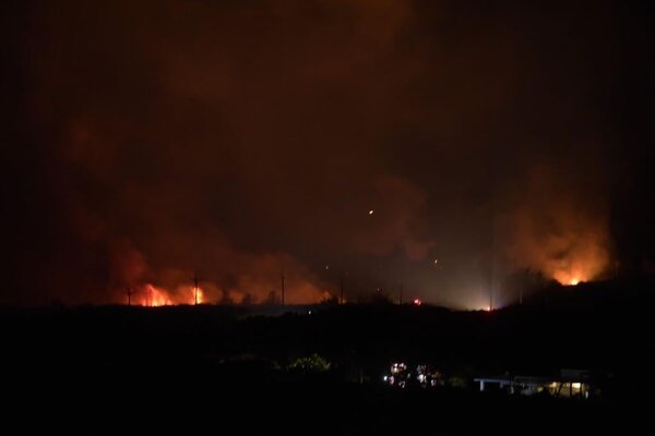 綠島昨晚7點多發生火燒山災情，至今天凌晨仍未撲滅。圖／台東縣消防局提供