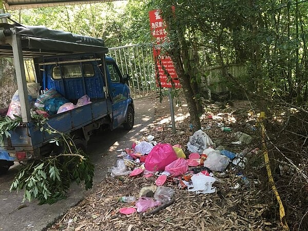 苗栗縣南庄鄉鹿場部落風美溪苦花潭瀑布端午連假湧現遊客，卻留下垃圾，居民清出一大堆。圖／聯合報（高聖光提供）
