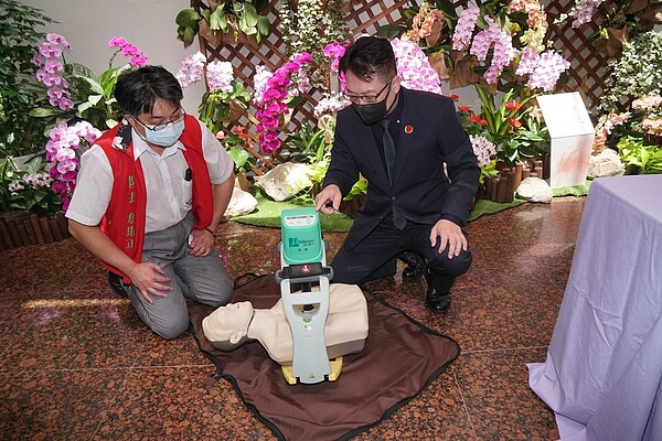 微矽電子捐贈台大竹東分院自動電動式心肺復甦機及連續性波形二氧化碳監測器。圖/台大竹東分院提供