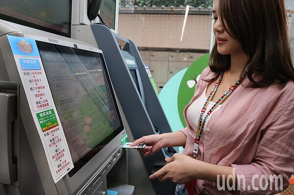 三倍券開始預購,有不少網友到超商卻發現大排長龍、當機,或是插卡感應不到的窘境。記者曾學仁/攝影