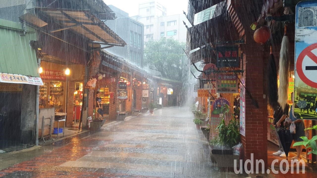 新北市深坑老街午後出現大雨情況。記者胡瑞玲／攝影