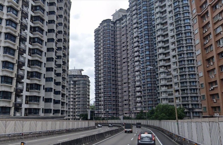 新店交流道旁大樓林立,網友笑稱如一秒到香港。圖/翻攝Google Maps
