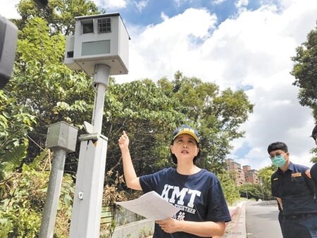 北市議員王鴻薇昨天上午邀集市府相關單位到場會勘，質疑學園路測速照相機變成「裝置藝術」。（譚宇哲攝）