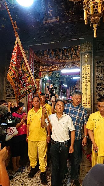 苗栗縣通霄鎮拱天宮昨天深夜舉行「放頭旗」儀式,為今年9天8夜白沙屯媽往北港朝天宮徒步進香之旅揭開序幕。圖/白沙屯媽祖婆網站站長駱調彬提供