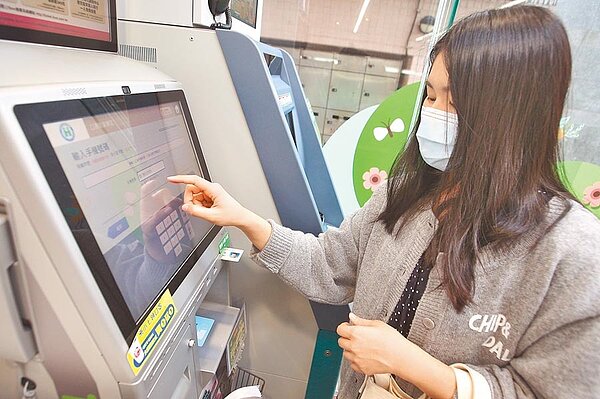 口罩實名制上路以來,不少民眾預購繳了費卻逾期未領,現在可以補領了,但會加收手續費。圖/中時報系資料照