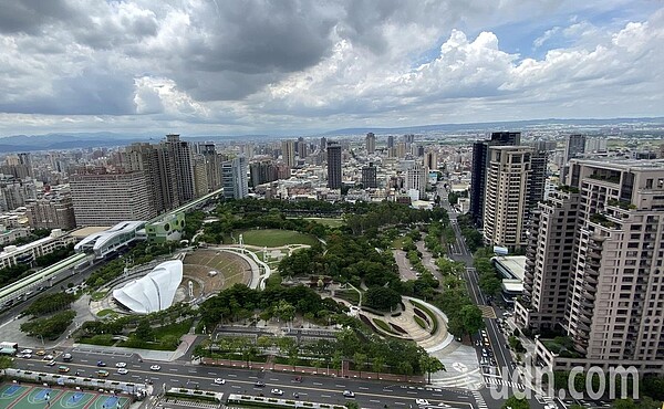 房仲業分析,台中豪宅林立,過戶比前三名都擁有超過1500坪基地,顯見大基地深受豪宅客的歡迎。記者趙容萱/攝影