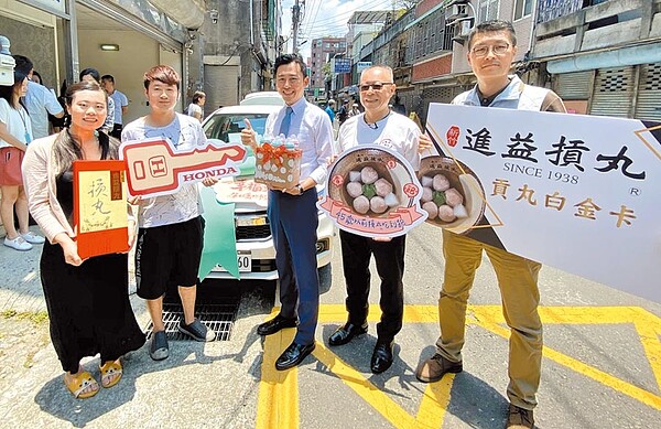 新竹市民林洋聖(左二)與范雅茹(左一)夫妻的兒子幸運成為新竹市第45萬人,市長林智堅(中)1日親自將汽車大禮送到府祝賀。(陳育賢攝)