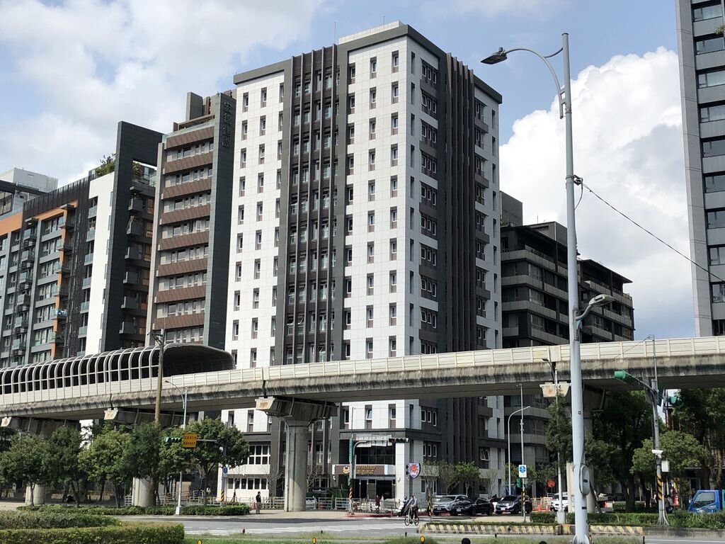 南港派出所新大樓緊鄰文湖線高架捷運。圖/台北市新工處提供