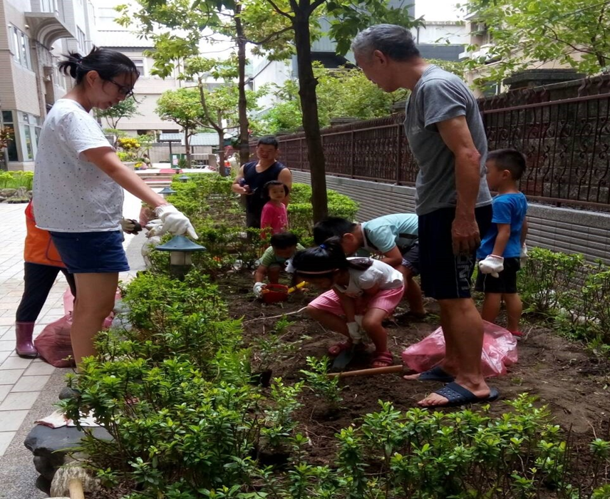 社區民眾栽植綠美化苗木。圖/新北市農業局提供