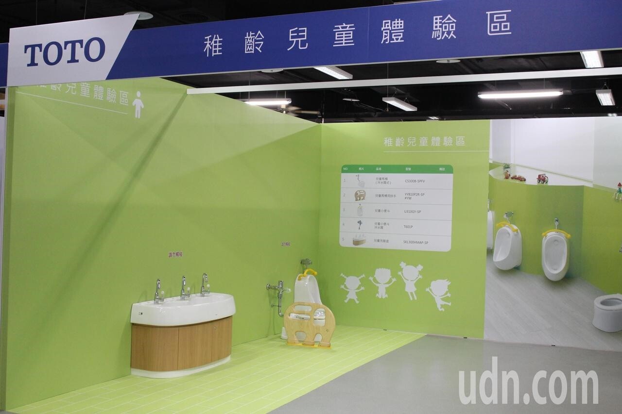 國際品牌TOTO在鹿港水五金創新精品館設立專區展示婦幼、銀髮衛浴設備。記者林敬家/攝影