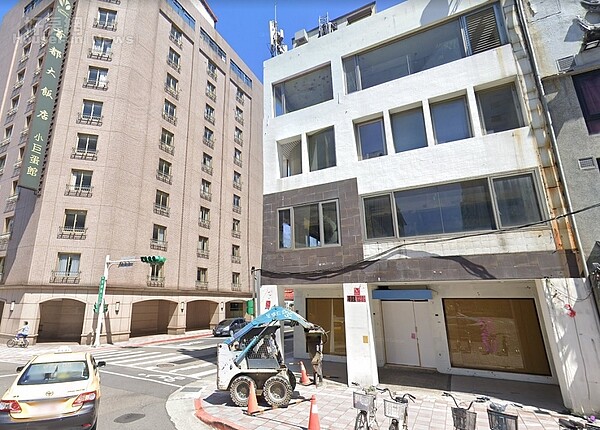 台北小巨蛋商圈、南京東路四段,位於已歇業的首度大飯店旁四層樓店面,已由麥當勞重返經營。 圖/取自google map