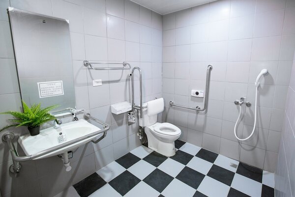 長青戶的浴廁，加裝扶手考慮長者之需要。圖／高雄市政府提供