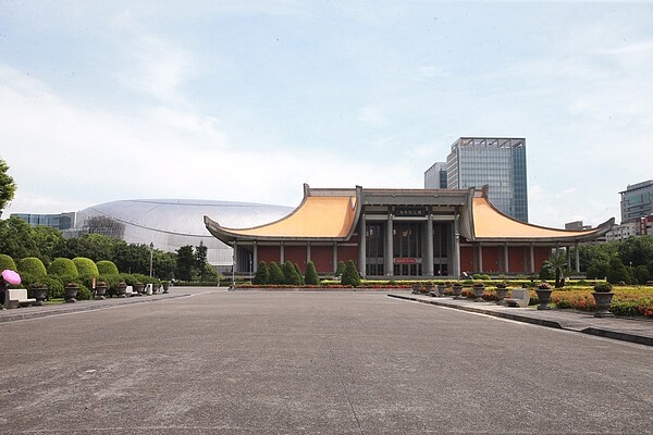 國父紀念館前廣場將改建,左後為大巨蛋。記者黃義書/攝影