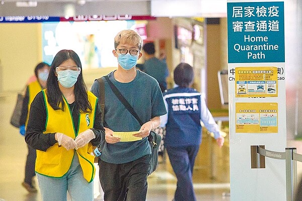 許多庇護工場為搶食年節市場大餅,今年紛紛與異業結盟,推出混搭風年節禮盒。(本報資料照片)