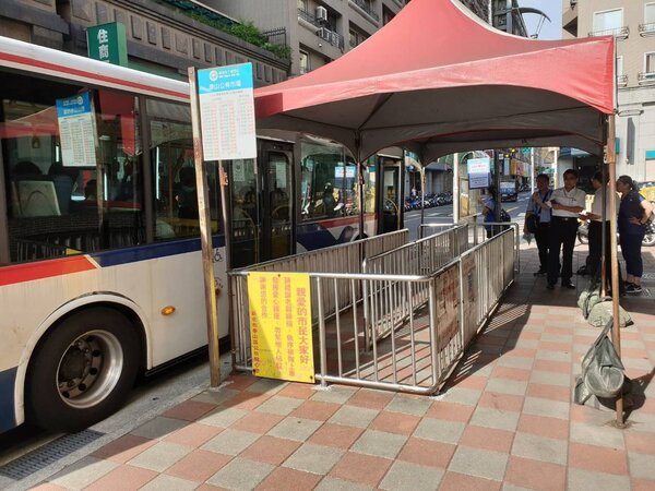 泰山公有市場公車站牌缺乏候車亭，陽光直射引起民怨。圖／陳明義服務處提供