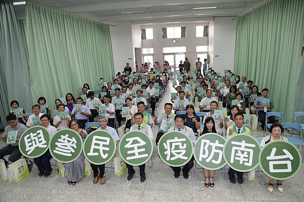 台南市衛生局昨出版登革熱防疫專書「台南經驗與策略」，市長黃偉哲（右四）前往鼓勵。記者修瑞瑩／攝影