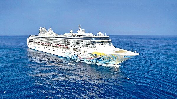 全球國際郵輪首度復航在台灣登場,民眾紛紛瘋搶「偽出國」機會,開賣48小時內就突破萬人報名。(雄獅旅遊提供)